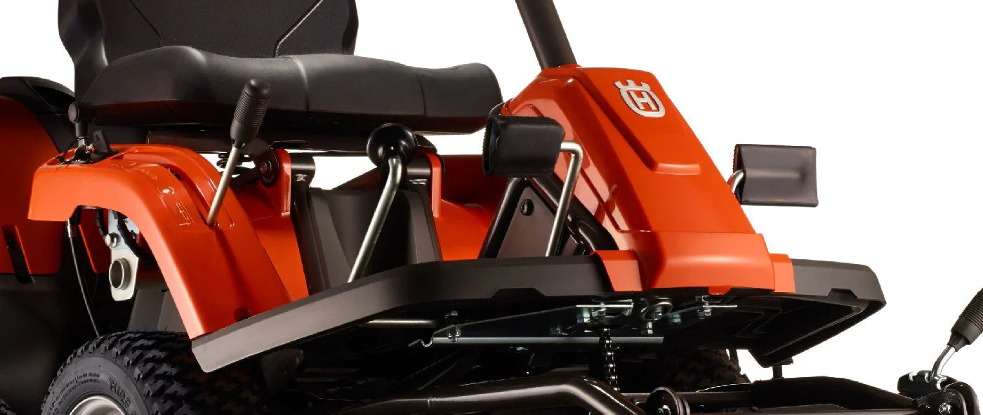 Husqvarna R 112C mit Mähdeck Combi 85 – Winterpaket mit Schneeschild, Gummileiste und Schneeketten – Modell 2025