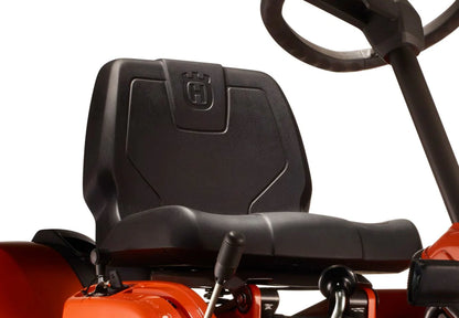 Husqvarna R 112C mit Mähdeck Combi 85 – Winterpaket mit Schneeschild, Gummileiste und Schneeketten – Modell 2025